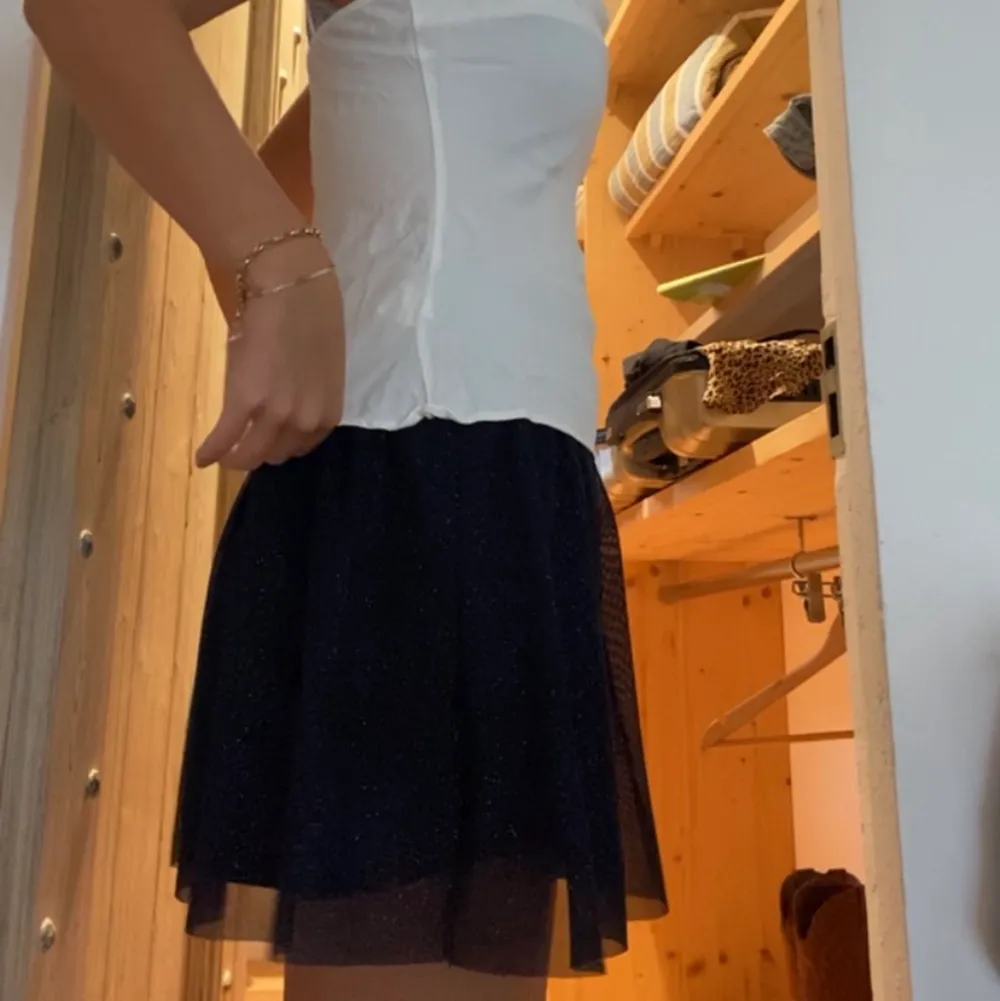 Intressekoll på denna sjukt fina och populära zara kjolen. I glittrigt mörkblå färg och passar så bra till lite festligare eller nu på sommaren. Köptes för ett tag sen men Säljs inte längre! Budgivning om flera är intresserade❤️. Hameet.