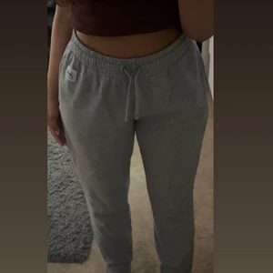 Mjukisbyxor Andy  - Säljer dessa mjukisbyxor från Andy eftersom dem är lite för stora och använder de inte. Storleken är M och de kan passa M/L. 