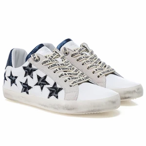 ZADIG & VOLTAIRE SNEAKERS - Säljer ett par Zadig used stars monogram Blanc Acier sneakers i storlek 38, köpta på Zadig & Voltaire i Antwerpen, Belgien. Passar 38-39. Använd extremt fåtal gånger så de är i nästintill nyskick, säljer då jag har likadana i helvitt! Nypris 2800.