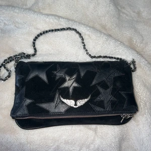 Zadig väska - Zadig i modellen rock. Den är limited edition och köpt här på plick för några månader sedan. Säljer då den inte kommer till användning. Den är i bra skick. Nypris ligger kring 4000kr. Köp direkt för 2000kr, annars buda privat!!