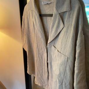 En linne blus/skjorta köpt från stradivarius i strl S! Säljer för 100kr