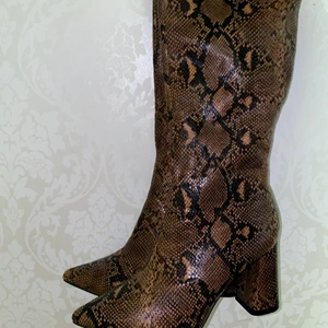 Storlek 39 - Helt nya knee high från boohoo råka beställa fel storlek.