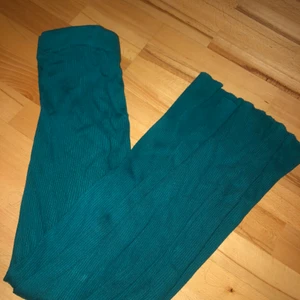 Gröna byxor - Jätte fina ribbade gröna byxor/ mjukis endast använda 2 gånger 💕