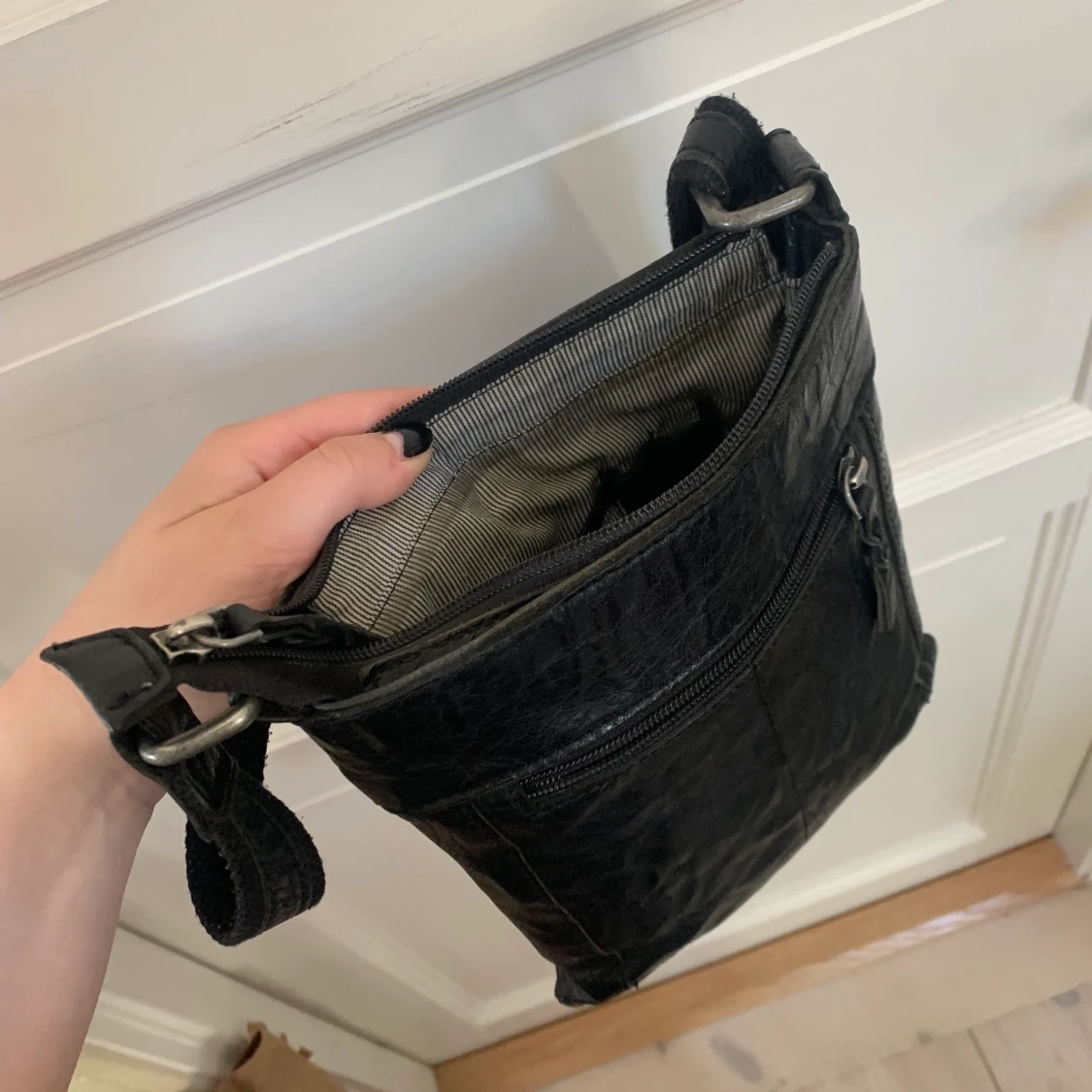 Svart läder axelremsväska  - 90