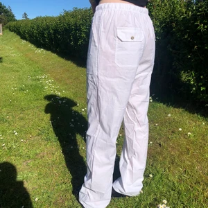 Ett par vita fina linnebyxor - Ett par superfina linnebyxor för både kille och tjej. De är i storlek M därför är de lite stora på mig som oftast bär XS/S. Köpta för någon vecka sen men går ej att skicka tillbaks. Aldrig använda bara testade. Fråga gärna om ni undrar något💗
