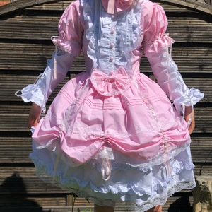 Lolitaklänning - Rosa lolitaklänning köpt från lightinthebox. Kvaliteten är sådär,den är sliten på vissa ställen,men man kan säkert laga de. Jag köpte den för 1000kr,därav priset,men det kan såklart diskuteras.Obs!Använder petticoat på bilderna!Ärmarna är avtagbara.