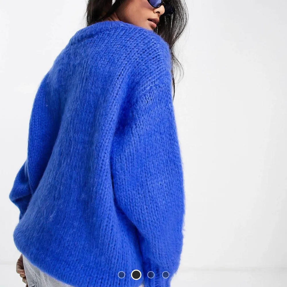 Säljer denna blå stickade tröja från ASOS, använd Max 2 gånger!! Storlek S❤️. Tröjor & Koftor.