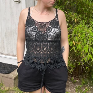 Virkat svart linne - Virkat linne med djup rygg, passar S. Köpt i Thailand. Jag är 163cm lång