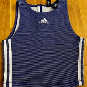 Adidas Topp  - Denna adidas topp är nästan helt oanvänd Köptes för att ha vid ett spex. Linnet har en dragkedja på dess baksida. Köptes för 249kr. 