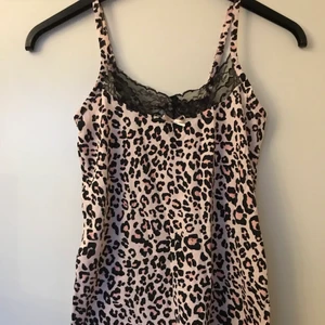 New Woman stl S - Rosa-vitt linne med leopardmönster! Aldrig använt och är i storlek S! <3