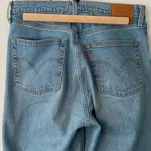 Jätte fina Levis jeans i väldigt fint skick. Använda fåtal gånger. 