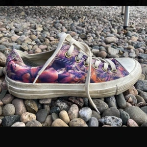 Converse  - Låga Converse. Använda men absolut inte slutkörda. Jag har mer kläder. Kolla min profil för samfrakt. 