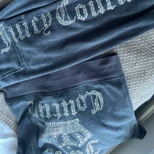 Juciy couture sett  - Jätte fint Juciy sätt som är köpt på plick , säljer pga flytt , storlek L men sitter som s