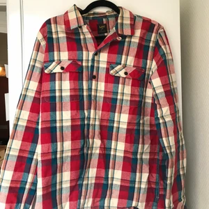 Flanellskjorta  - Skön flanellskjorta från Lee i nyskick Tjock i materialet Stabil passform, passsr bra som overshirt 