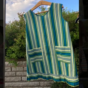 Förkläde  - Retro hemmasytt förkläde. 60-tal. Tror alla vuxna passar i det men kanske mest M. Jag har mer kläder. Kolla min profil för samfrakt. 