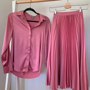 Jättesött sett med rosa kjol och skjorta från H&M. Säljs som ett sett för 400kr eller högst bjudande. Sparsamt använt. Skjorta och kjol i storlek 34.