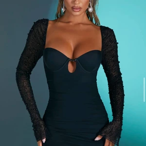 GUIANA klänning Ohpolly - Säljer nu min helt oanvända Guiana klänning i storlek ”UK size 8”, klänningen är endast provad.🥰  Kan mötas upp både i Helsingborg eller i Sthlm samt frakta (köparen står för frakten).  Hör av er vid frågor eller intresse.☺️