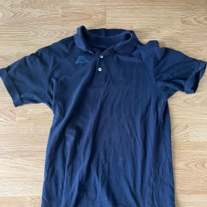 Vintage Kappa Polo tröja blå - Strl L, köpt från Humana. Köpare står för frakt ingen retur! Vid köp av andra kläder tilläggs paketrabbat!