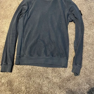 Mörkblå stone island crewneck - Bra omskött mörkblå stone island crewneck, cond är väl ungefär 7/10,