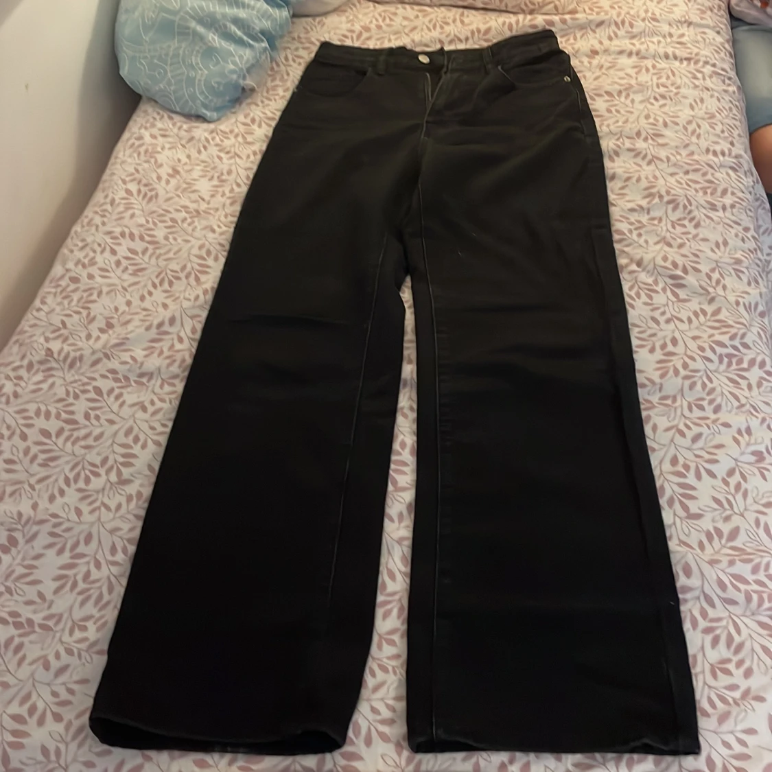 Svarta/mörkgrå jenas i storlek S men ganska overaize