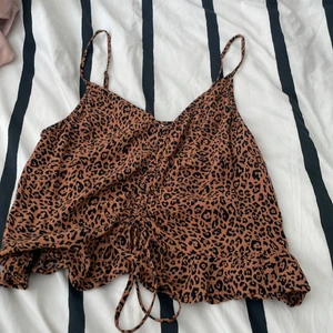 Leopard topp - Säljer nu min fina leopard topp från H&M i storlek 38. Väldigt bra skick. 