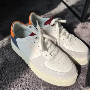 Orbit Sneakers - Axel Arigato - Ett par sparsamt andvända Axel Arigato skor i modellen ” Orbit Sneaker” färgen vit. Storlek, 40. Nypris 2100kr