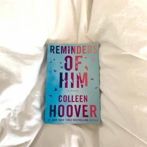 Bok: reminders of him av Colleen Hoover  - Reminders of him av Collen Hoover (notera att framsidan är matt och INTE glossy)  Bra skick, läst en gång  Säljer för 20kr + 59kr frakt 