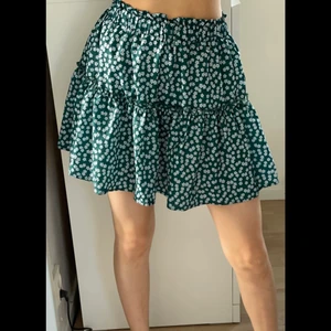 Blommig grön kjol - Grön söt kjol. Materialet är dock lite udda men det är inget som inte funkar :) 