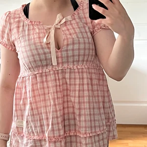 Odd Molly blus 0 - Super härlig och tunn Odd Molly blus använd 1 gång, nypris 1200kr. Storlek 0 som motsvarar XS. Rynkdetaljer i midjan och volanger vid halsen. V-ringas och kan knyta rosett vid collaget Rynkdetaljer i midjan, volanger 