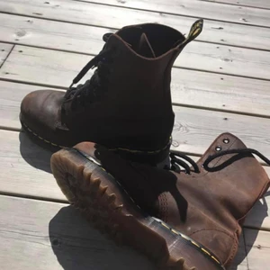Dr Martens  - Vintage Dr Martens i en brun mockafärg med stålhätta där framme. Storlek 38. Pris kan diskuteras vid snabb affär 😃😃 
