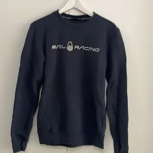 Äkta Sail Racing sweatshirt köpt på Johnells. Säljes pga för liten för mig. Väldigt bra skick, Storlek S.