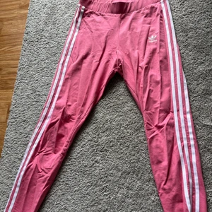Adidasbyxor - Rosa adidastights som sitter riktigt bra. Jag tycker inte om färgen längre så de ligger bara i garderoben och tar plats. Supersköna och gjorda i bomull. Kostade strax under 300 nya och de köptes i början av våren