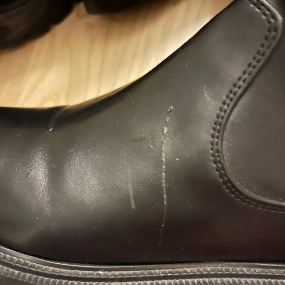 Chelsea boots i storlek 38. (Osäker men tror de är köpte på asos) De är använda 1 gång utomhus och har lite smuts på sulan som ska nog gå att tvätta bort. För övrigt har de en liten reva som syns på 3e bilden.. Skor.