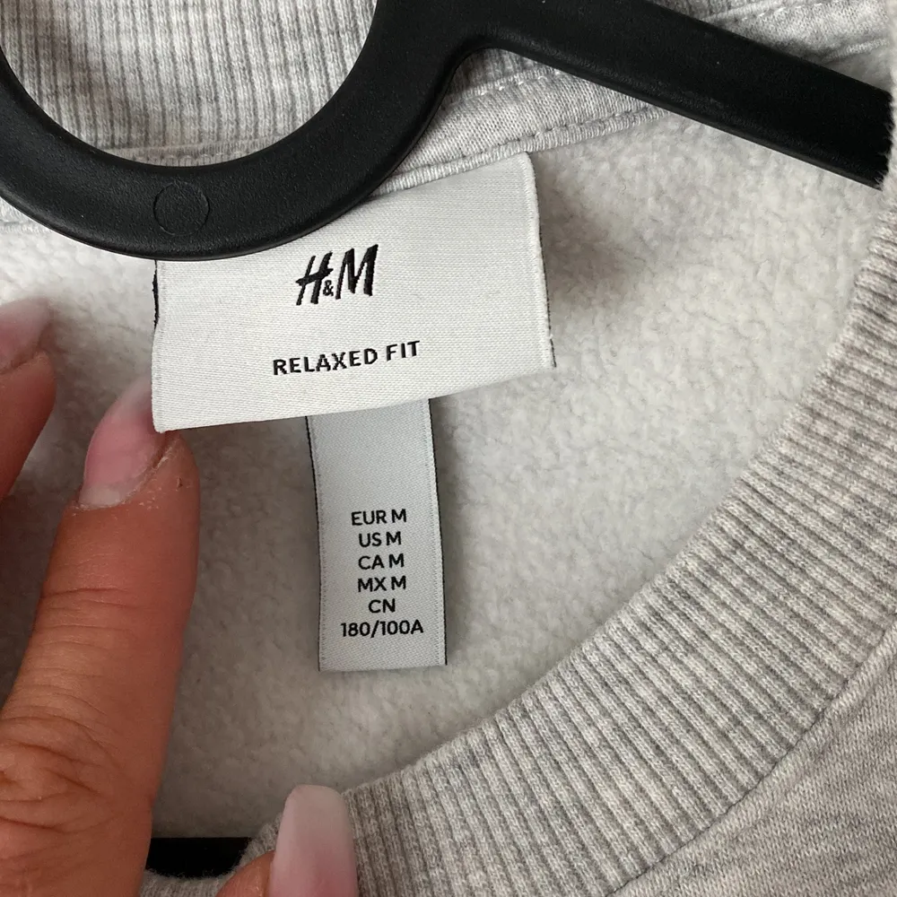 Oversized tröja från herravdelningen på H&M, storlek M relaxed fit. Aldrig använd . Tröjor & Koftor.