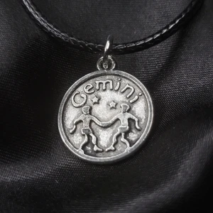 Gemini Halsband! ♊  - Egengjort halsband med stjärntecknet tvilling/gemini berlock! Framsidan visar tvillingarna tillsammans med stjärntecknets namn på engelska, medan baksidan visar tecknet samt en egenskap associerat med personer födda i tecknet. 45cm långt men justerbart. 