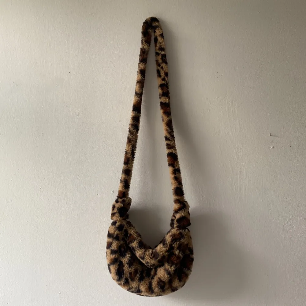 Handväska i tyg med leopardprint. Perfekta finnishen till en snygg outfit✨  liten med långt band. Dragkedjan är trasig därav priset<3. Väskor.