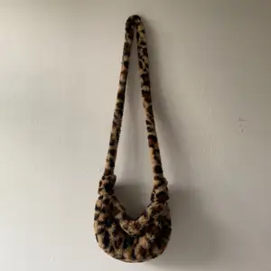 Handväska i tyg med leopardprint. Perfekta finnishen till en snygg outfit✨  liten med långt band. Dragkedjan är trasig därav priset<3