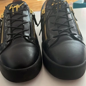 Giuseppe zanotti  - svarta zanotti som bara har legat på hyllan använda CA 5-8 gånger storleken är 44. All og ingår för mer info va vänliga och skriv till mig! SKRIV ENDAST om ni är seriösa så slösas inte någons tid tack! Mvh