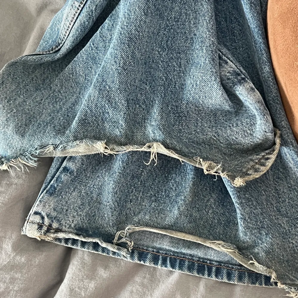 säljer ett par jätte fina byxor från Bikbok, använt skick, lite trasiga längst ner då dom är lite för långa för mig💕 tvättas och stryks innan köp, bara seriösa köpare tack💕. Jeans & Byxor.