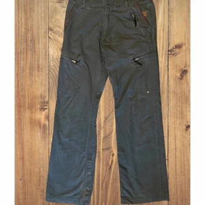 Byxor - Snygga baggy workwear byxor som är relativt nya och inte särskilt använda. En del snygg detaljer. Innerbenslängden är 87 cm och midjemåttet är 45cm (blir bra med bälte), benöppningen är 26cm. Hmu om intresserad😁