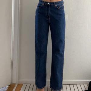 Supersnygga jeans i modellen Rowe från Weekday i färgen ”win blue”. Aldrig använda!  Säljer på grund av att de var för stora på mig. Storleken är slut på de flesta ställen och ni hittar med största sannolikhet inte lika bra pris nån annanstans! Köpköpköp😍