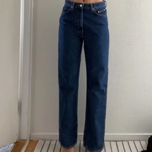 ROWE, extra high waist straight fit - Supersnygga jeans i modellen Rowe från Weekday i färgen ”win blue”. Aldrig använda!  Säljer på grund av att de var för stora på mig. Storleken är slut på de flesta ställen och ni hittar med största sannolikhet inte lika bra pris nån annanstans! Köpköpköp😍