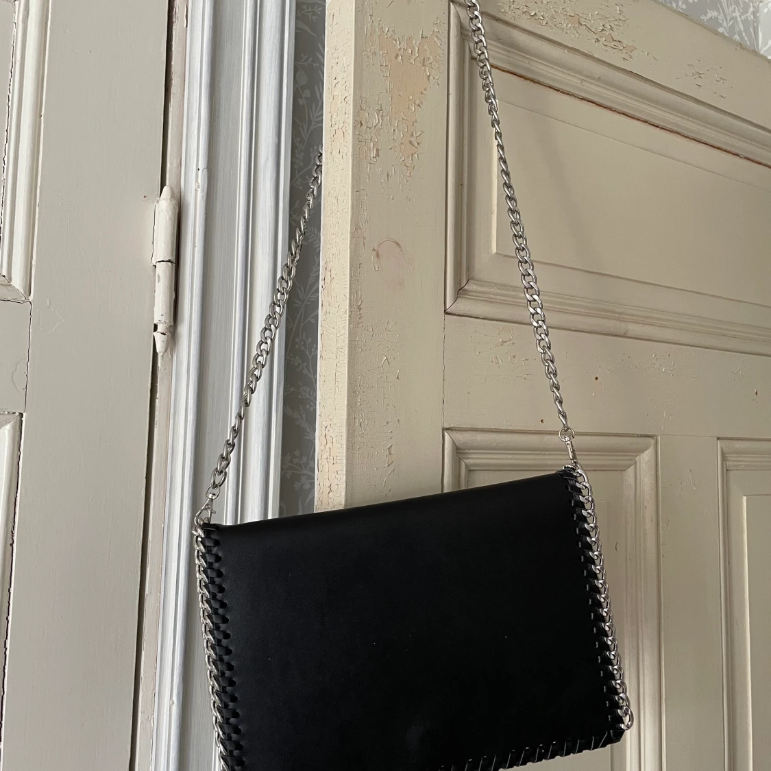 Väska med silverkedja - 90