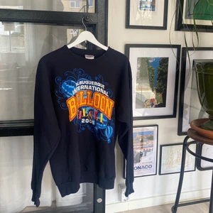 Marinblå retro sweatshirt  - Härlig sweatshirt! Mjuk & skönt material.