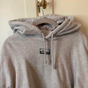 Adidas hoodie stl S - Säljer fint croppad adidas hoodie i stl S! Köparen står för frakt, säg till om någon vill ha fler bilder 😊