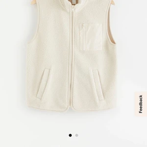 Väst - Säljer min snygga väst! Säljes pga att den ej kommer till användning!! Strl M, använd få ggr! Köpt för 399kr