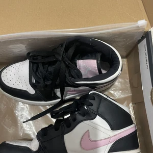 Jordan 1 - Jordans 1 i storlek 37/38 jätte fina men växt ut dom 