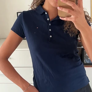 Tommy hilfiger piké  - En marinblå piké från Tommy hilfiger. Ganska smal i fitten i skönt material🌟 