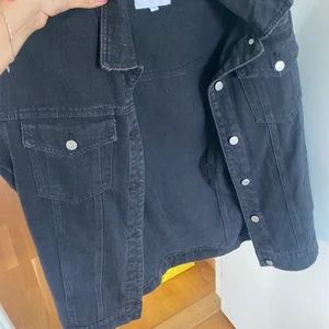 Jeans jacka  - Helt vanlig mörkgrå jeans jacka från NAKD