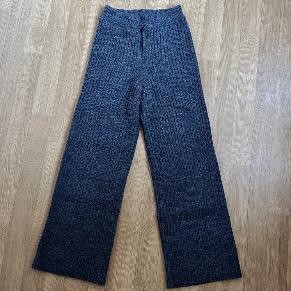 Super mysiga stickade byxor från chiquelle. Mjuka och stretchiga så formar sig fint efter kroppen. Är i mycket fint skick då de endast använts ett fåtal gånger. Nypris: 399kr. Jeans & Byxor.